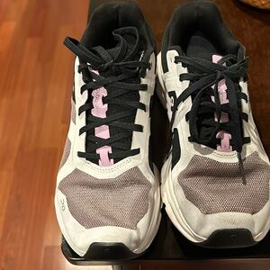 On cloud tennis shoes